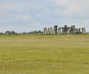 英ストーンヘンジ近くに新遺跡、約90個の巨石列柱を地中に発見　国際ニュース：AFPBB_News